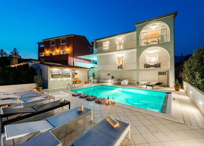 Deluxe Paula With Private Pool And Sauna 아파트