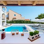 Apartment Deluxe Paula With Private Pool And Sauna *