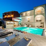Deluxe Paula With Private Pool And Sauna Apartment