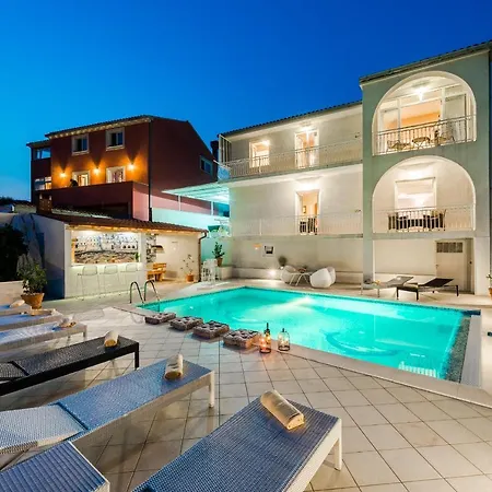 Deluxe Paula With Private Pool And Sauna Apartment